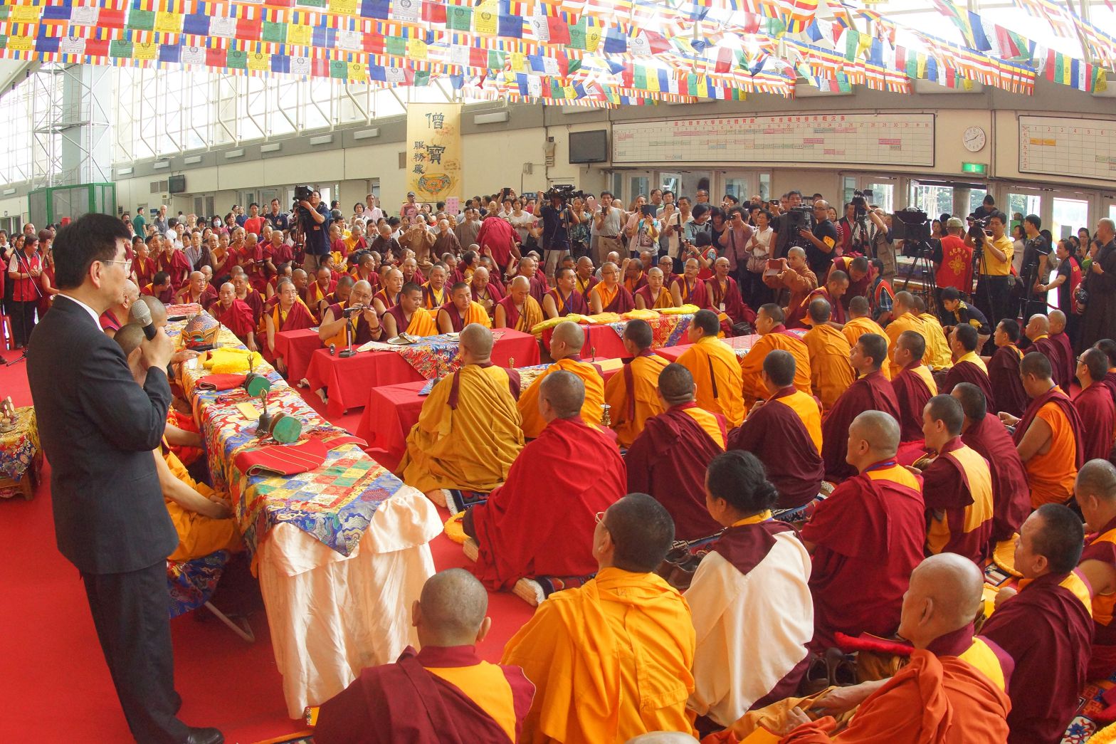 迎請全體堪布喇嘛僧眾至大廳密壇上座修法